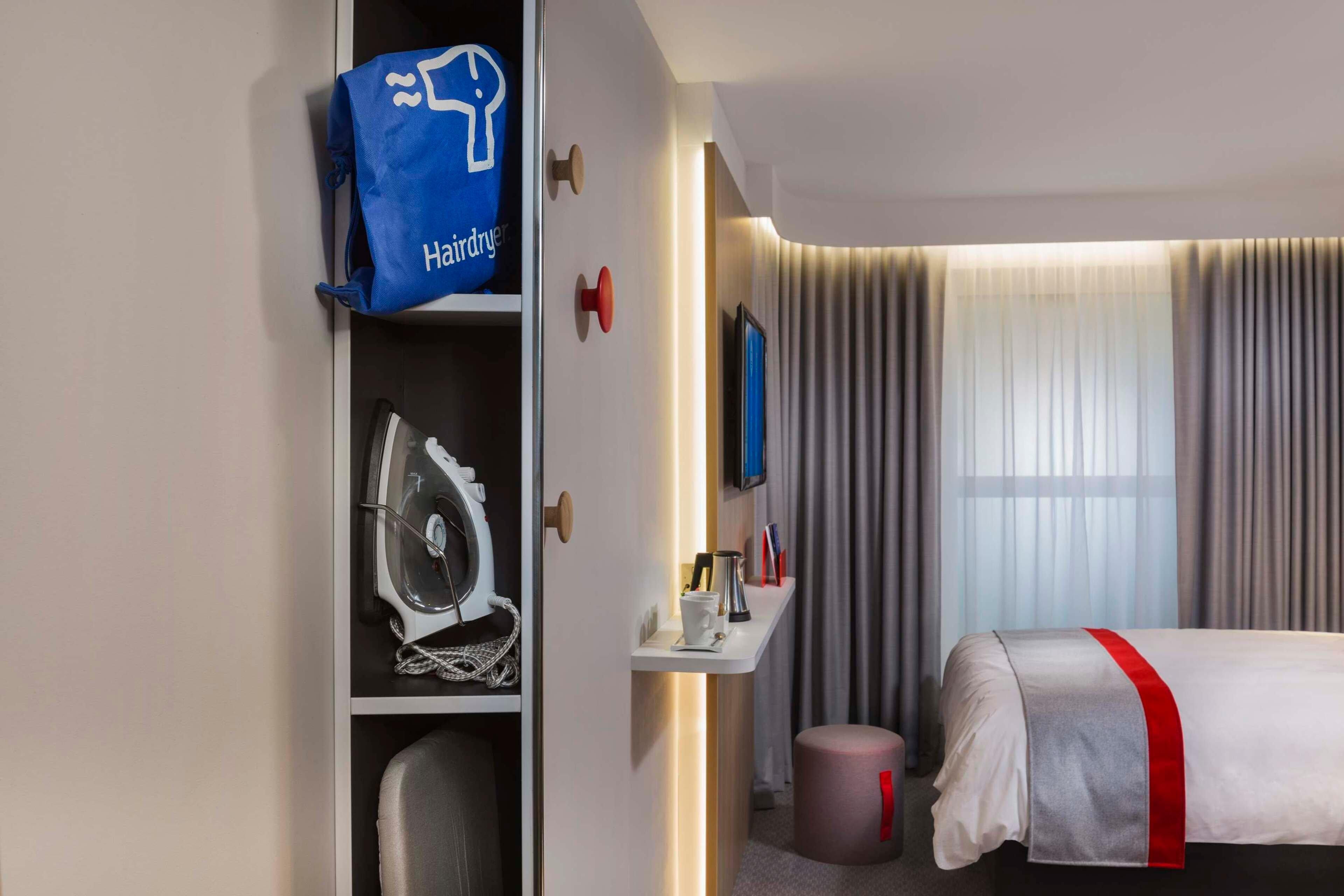 Holiday Inn Express Belfast City By Ihg Екстериор снимка
