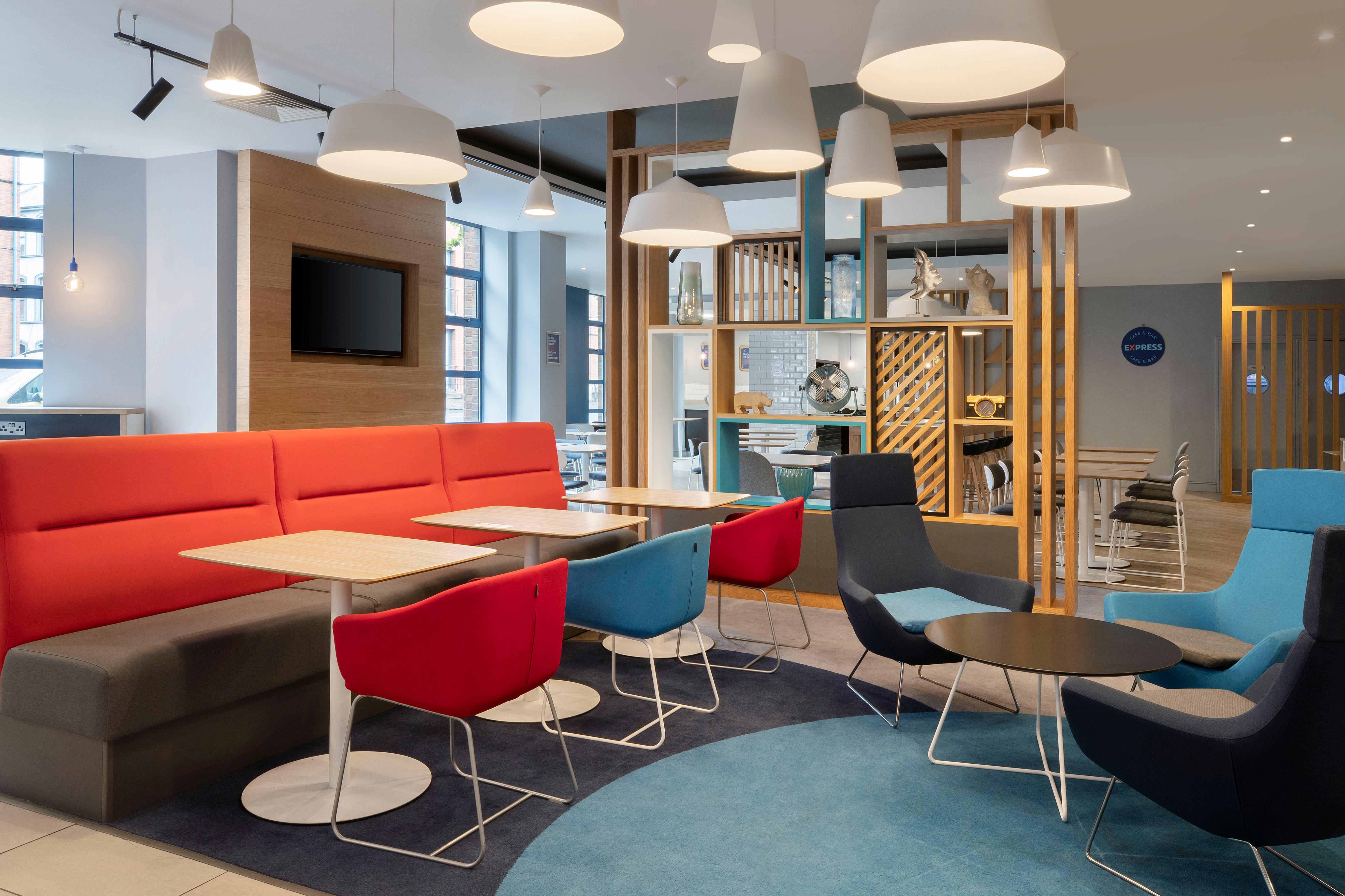 Holiday Inn Express Belfast City By Ihg Екстериор снимка