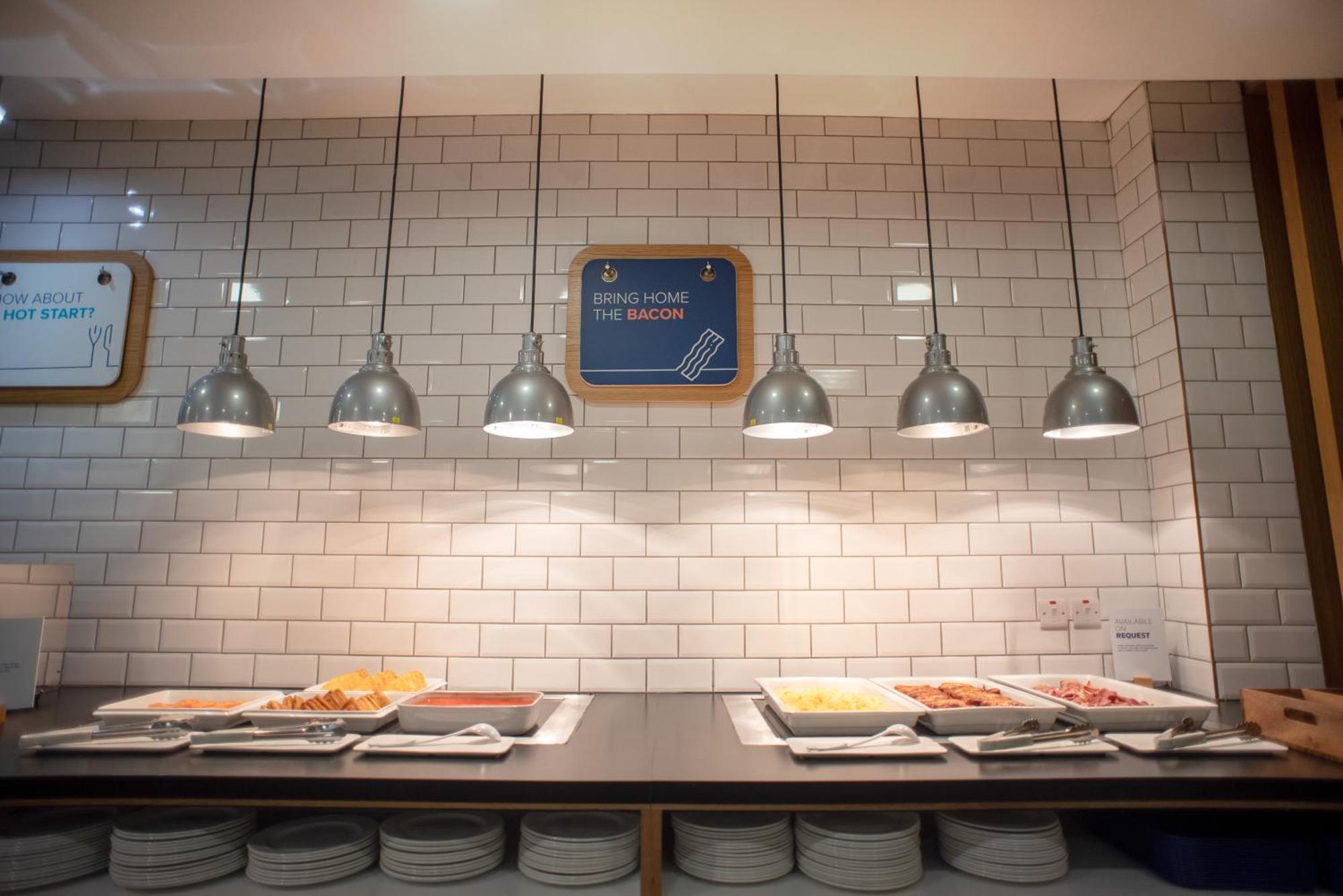 Holiday Inn Express Belfast City By Ihg Екстериор снимка